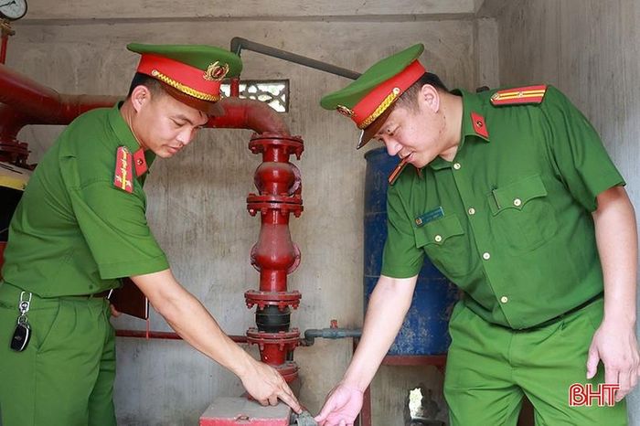 Lực lượng công an kiểm tra trang thiết bị PCCC tại làng mộc Thái Yên (xã Đức Thịnh).