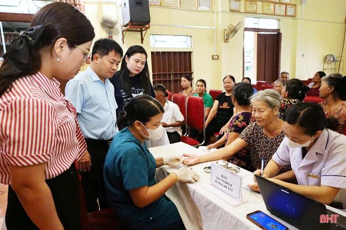 Người dân được kiểm tra đường huyết, sàng lọc bệnh đái tháo đường.