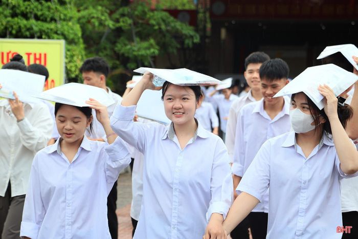 Các thí sinh tại điểm thi Trường THPT Cẩm Bình rời trường thi với tâm lý thoải mái.