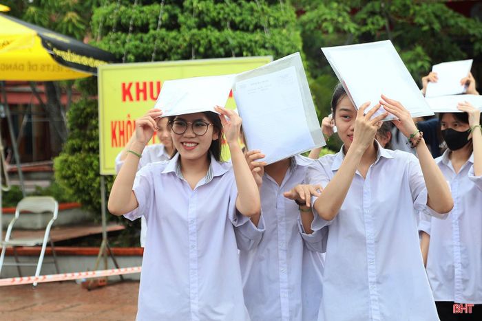 Niềm vui hiện rõ trên khuôn mặt nhiều thí sinh khi cho rằng mình đã hoàn thành tốt bài thi và có cơ hội đạt điểm số như mong đợi.