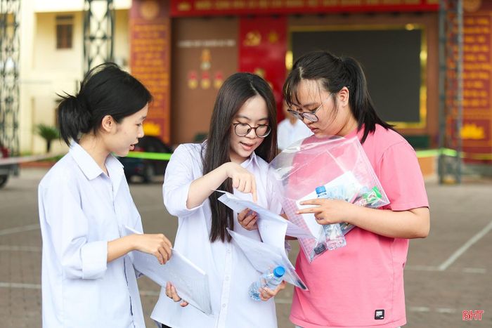 Các em tranh thủ trao đổi, đối chiếu đáp án và chia sẻ cảm nhận về đề thi ngay tại khu vực sân trường.