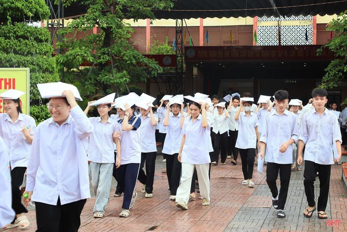 Thí sinh tại điểm thi Trường THPT Cẩm Bình phấn khởi sau môn thi đầu tiên.