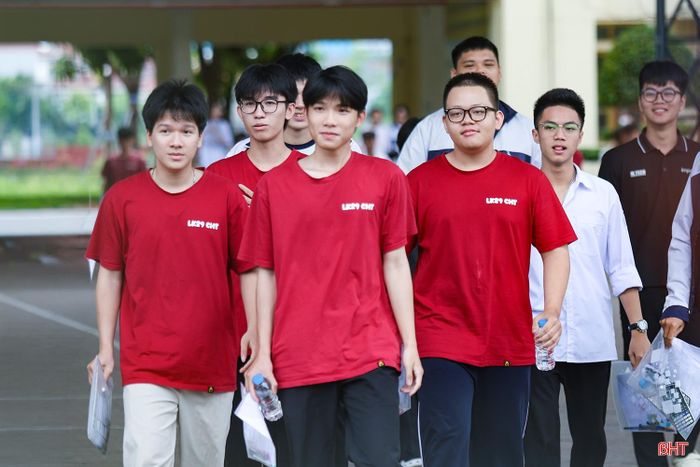 Sau tiếng trống kết thúc giờ thi môn Ngữ văn, các thí sinh tại điểm thi Trường THPT Chuyên Hà Tĩnh bước ra khỏi trường trong không khí vui vẻ, nhẹ nhõm