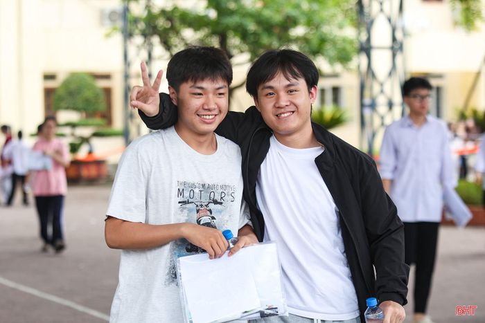 Nụ cười rạng rỡ của thí sinh khi hoàn thành môn thi đầu tiên của Kỳ thi tốt nghiệp THPT năm 2026.
