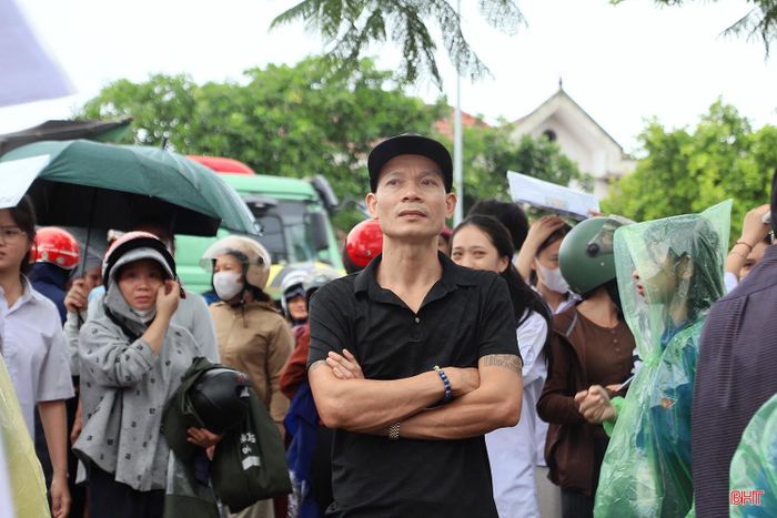 Nhiều phụ huynh bày tỏ mong muốn con em mình hoàn thành kỳ thi đúng với nguyện vọng và năng lực, đồng thời sớm giải tỏa áp lực sau quãng thời gian dài miệt mài ôn tập.