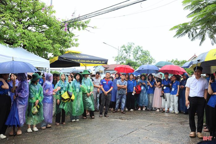 Sáng 11/6, Kỳ thi tốt nghiệp THPT năm 2026 tại Hà Tĩnh diễn ra trong điều kiện thời tiết mát mẻ, một số điểm thi xuất hiện mưa nhỏ. Dù gây đôi chút bất tiện trong quá trình di chuyển, thời tiết dễ chịu đã giúp các thí sinh có tâm thế thoải mái hơn khi bước vào phòng thi.