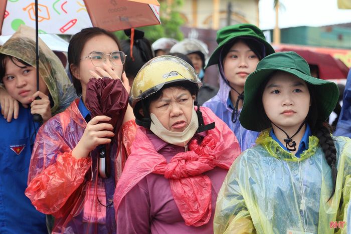 Trước mỗi buổi thi và vào thời điểm gần kết thúc giờ làm bài là lúc khu vực trước cổng trường đông phụ huynh nhất.