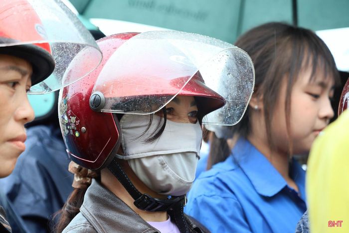 Khi cánh cổng trường thi vẫn còn khép kín, nhiều phụ huynh không giấu được sự hồi hộp, liên tục dõi mắt vào bên trong, mong con em hoàn thành bài thi thuận lợi và bước ra với nụ cười trên môi.