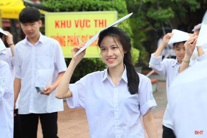 Nụ cười của các thí sinh sau giờ thi cũng là khoảnh khắc nhiều phụ huynh cảm thấy nhẹ nhõm sau nhiều giờ thấp thỏm mong ngóng.