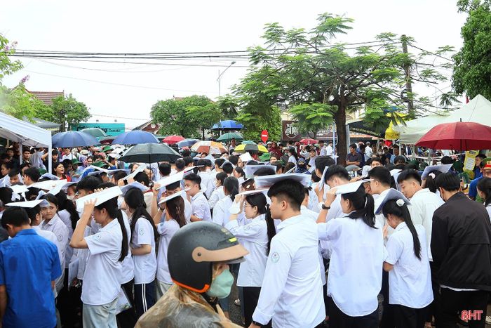 Sau kỳ thi tốt nghiệp THPT, mỗi thí sinh sẽ bước vào những hành trình riêng. Dẫu phía trước là những lựa chọn khác nhau, tình yêu thương, sự đồng hành và chở che của gia đình vẫn sẽ là điểm tựa vững chắc, tiếp thêm niềm tin để các em tự tin bước tiếp trên chặng đường trưởng thành.