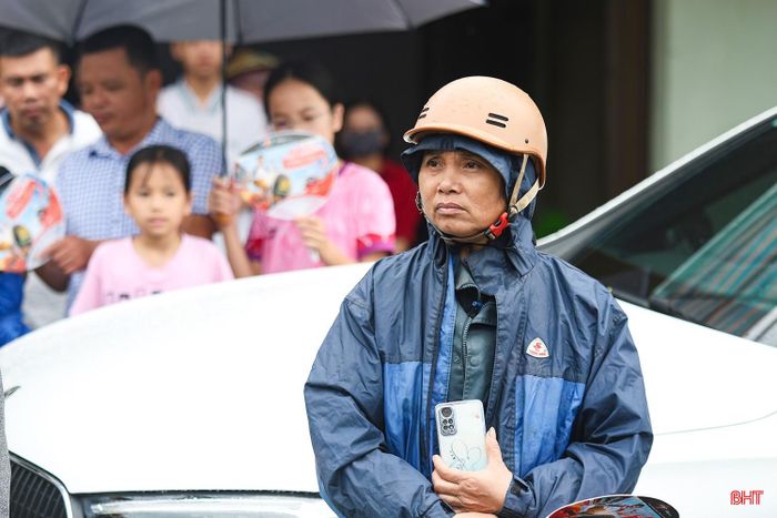 Những ánh mắt dõi theo của phụ huynh đầy yêu thương, mang theo bao kỳ vọng, niềm tin và lời động viên thầm lặng dành cho các sĩ tử 2008.