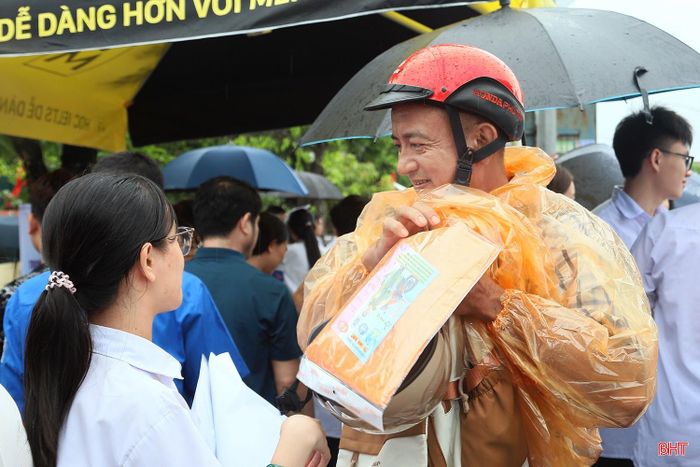Đón con ngay khi vừa hoàn thành bài thi, nhiều phụ huynh ân cần hỏi han, động viên và lắng nghe những chia sẻ đầu tiên về bài làm.