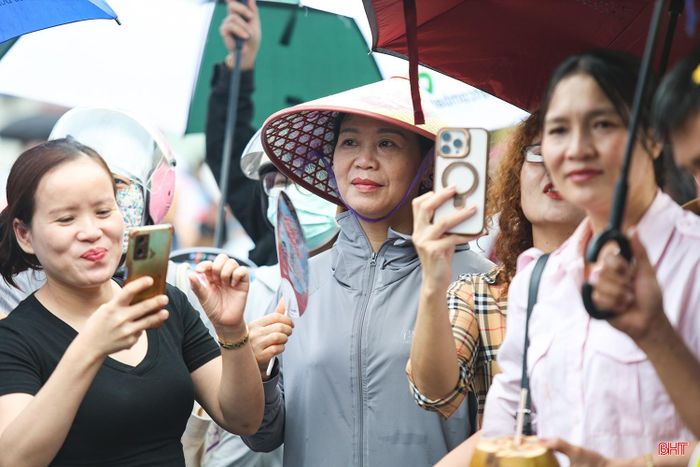 Với nhiều sĩ tử, hạnh phúc lớn nhất không chỉ là hoàn thành bài thi thật tốt mà còn là luôn có bố mẹ ở bên đồng hành, sẻ chia và tiếp thêm động lực trên mỗi chặng đường trưởng thành.