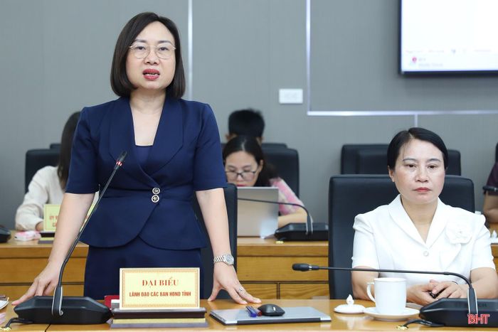 Trưởng ban Kinh tế - Ngân sách HĐND tỉnh Nguyễn Thị Thúy Nga phát biểu tại hội thảo.