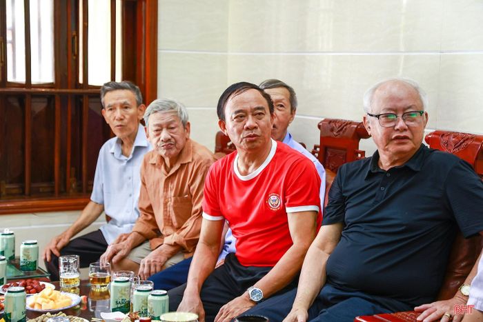 Ông Dũng (áo đỏ) háo hức chờ đợi ngày World Cup khởi tranh.