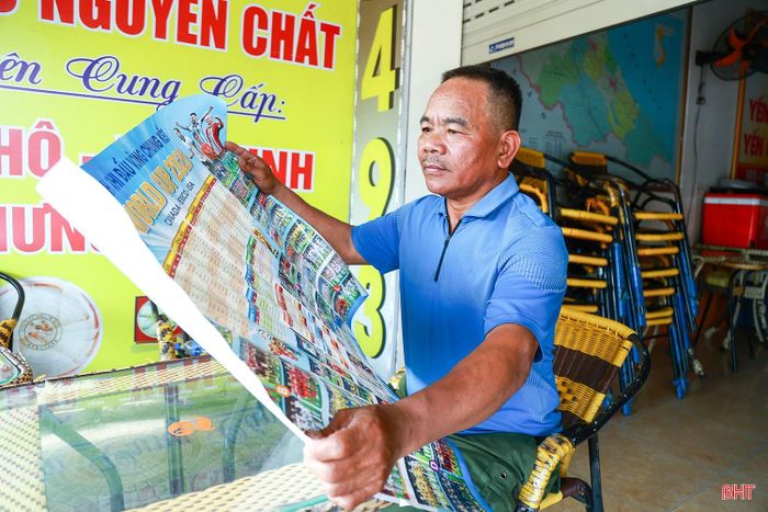Người dân theo dõi lịch thi đấu World Cup 2026 để sắp xếp thời gian cổ vũ cho các đội tuyển.