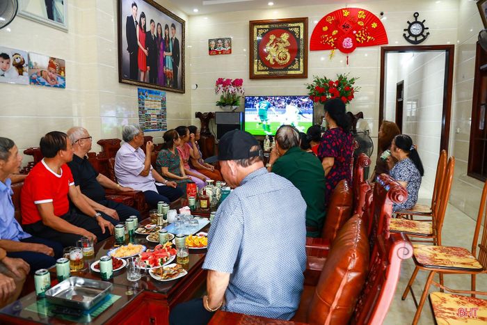 Hàng xóm, bạn bè tập trung tại nhà ông Dũng để bàn luận về World Cup 2026, theo dõi các trận giao hữu trước thềm giải đấu khởi tranh.