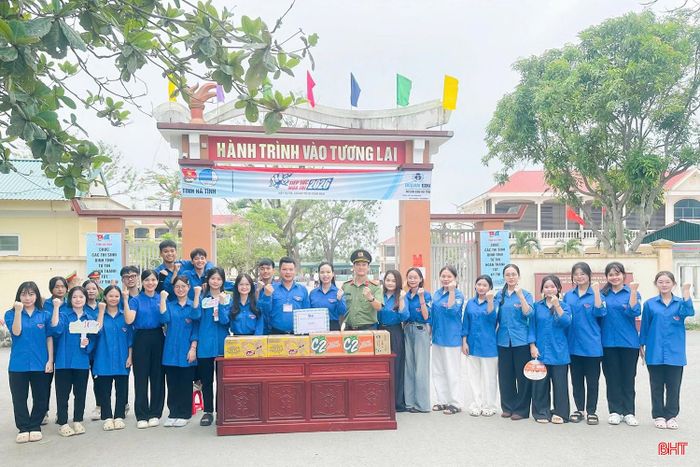  Trong sáng 11/6, Bí thư Tỉnh đoàn Nguyễn Ny Hương đã đến động viên và trao quà cho các đội hình tình nguyện, tiếp thêm tinh thần cho lực lượng tham gia “Tiếp sức mùa thi”. 