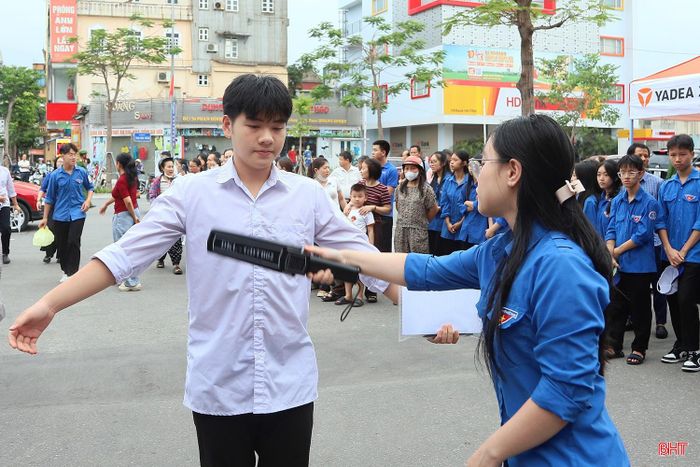 Ở các điểm thi, màu áo xanh tình nguyện luôn có mặt tại cổng trường, hỗ trợ thí sinh và người nhà thí sinh; phối hợp với lực lượng chức năng quét an ninh để phát hiện các thiết bị điện tử trái quy định, bảo đảm an ninh trật tự. Đồng thời, tổ chức các hoạt động như cấp phát nước uống, trông giữ đồ miễn phí cho thí sinh.