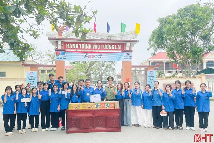  Trong sáng 11/6, Bí thư Tỉnh đoàn Nguyễn Ny Hương đã đến động viên và trao quà cho các đội hình tình nguyện, tiếp thêm tinh thần cho lực lượng tham gia “Tiếp sức mùa thi”. 