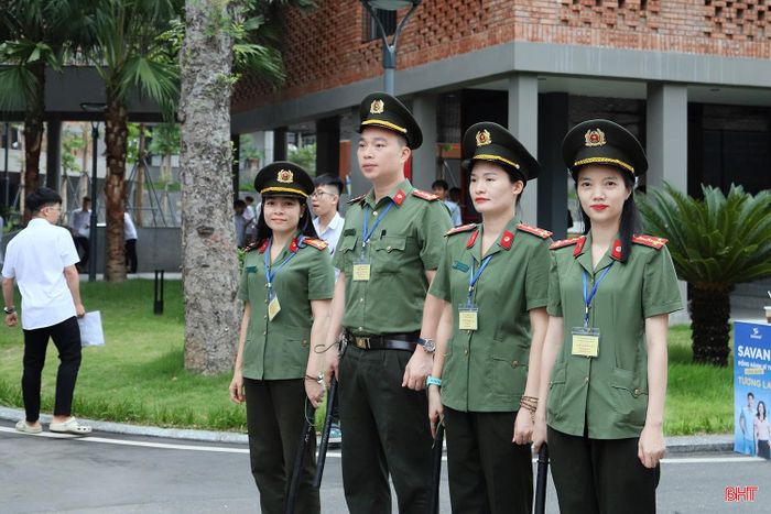 Lực lượng công an tại các điểm thi đóng vai trò quan trọng trong việc đảm bảo an ninh, trật tự, kiểm soát người ra vào khu vực thi, góp phần giữ cho kỳ thi diễn ra đúng quy chế.