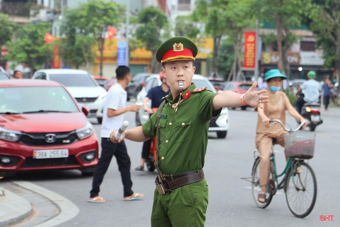 Bên ngoài trường thi, các cán bộ công an tập trung phân luồng giao thông, hướng dẫn phương tiện di chuyển, hạn chế ùn tắc.
