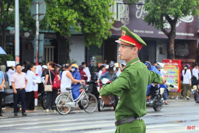 Mỗi lực lượng tham gia đều thể hiện rõ tinh thần chủ động, trách nhiệm và phối hợp nhịp nhàng, tạo nên sự hỗ trợ đồng bộ tại các điểm thi.