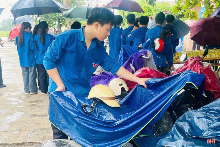 Trong ngày thi đầu tiên, tại một số thời điểm đã xuất hiện những cơn mưa nhỏ, gây ảnh hưởng đến quá trình di chuyển của thí sinh. Trước tình hình đó, các đoàn viên thanh niên đã tận tình che ô, sắp xếp phương tiện, hỗ trợ thí sinh khi đến điểm thi.