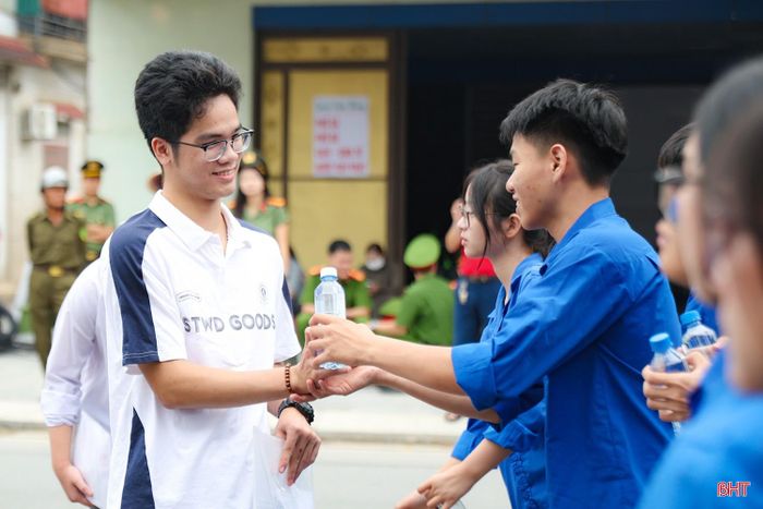 Với sự chuẩn bị chu đáo và sự phối hợp chặt chẽ của các lực lượng chức năng, bước đầu, Kỳ thi tốt nghiệp THPT năm 2026 tại Hà Tĩnh đã diễn ra trong điều kiện ổn định, đúng quy chế và bảo đảm các yêu cầu đề ra. Không chỉ giữ gìn an ninh, trật tự tại các điểm thi, các lực lượng còn tạo môi trường thuận lợi, hỗ trợ tối đa cho thí sinh trong quá trình làm bài, để lại nhiều hình ảnh đẹp về tinh thần trách nhiệm và sự đồng hành vì thế hệ trẻ.