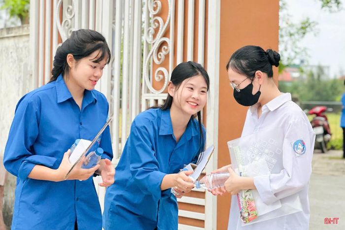 Những lời động viên cùng nụ cười thân thiện của các tình nguyện viên đã tiếp thêm động lực, sức mạnh tinh thần cho các thí sinh tự tin bước vào kỳ thi.
