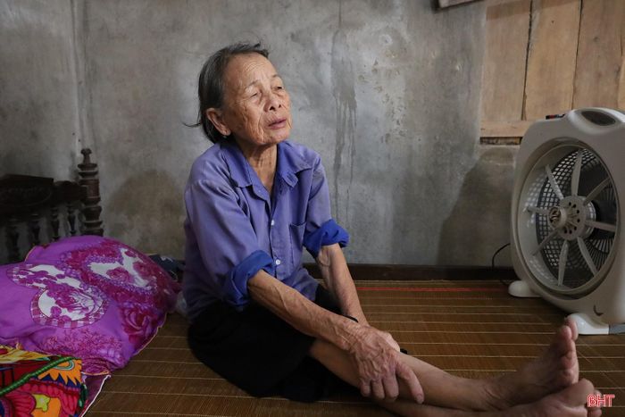 Bà Nguyễn Thị Cháu (vợ ông Lê Văn Nhu) bị nhiều chứng bệnh phải đi bệnh viện thường xuyên.