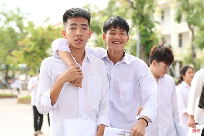 Sĩ tử Hà Tĩnh phấn khởi sau khi hoàn thành ngày thi đầu tiên.