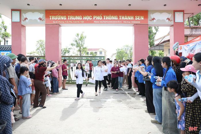 Thí sinh tại điểm thi Trường THPT Thành Sen hoàn thành ngày thi đầu tiên.