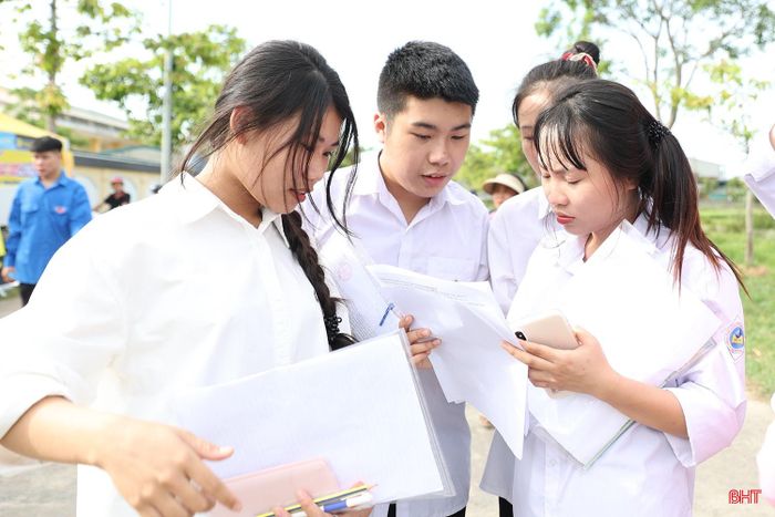 Các thí sinh thảo luận sau khi hoàn thành bài thi.