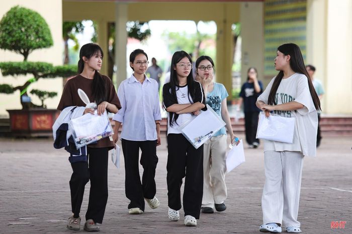 Ngày thi đầu tiên Kỳ thi tốt nghiệp THPT tại Hà Tĩnh diễn ra an toàn, nghiêm túc.