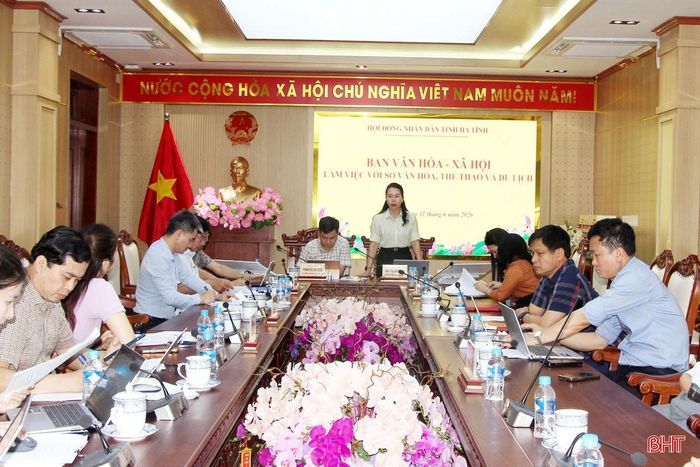 Các đại biểu tham dự buổi làm việc.