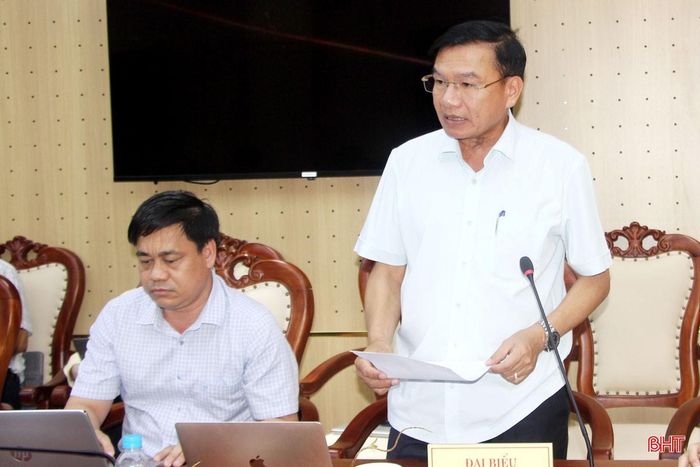 Phó Giám đốc Sở VH-TT&DL Trần Xuân Lương báo cáo các tờ trình, dự thảo nghị quyết.