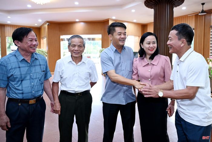 Trưởng ban Tổ chức Tỉnh ủy Trương Thanh Huyền, Trưởng ban Nội chính Tỉnh ủy Trần Nhật Tân gặp mặt các đồng chí cán bộ quản lý nghỉ hưu qua các thời kỳ.