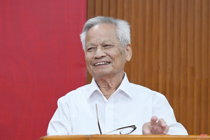 Nguyên Chủ tịch Hội Nông dân tỉnh Nguyễn Văn Quý phát biểu tại buổi gặp mặt.