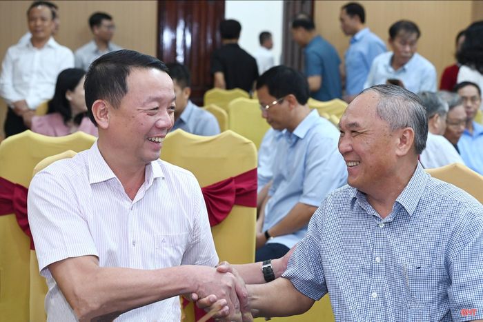 Đồng chí Phan Thiên Định - Phó Bí thư Tỉnh ủy, Chủ tịch UBND tỉnh gặp gỡ thân tình với đồng chí nguyên lãnh đạo tỉnh.