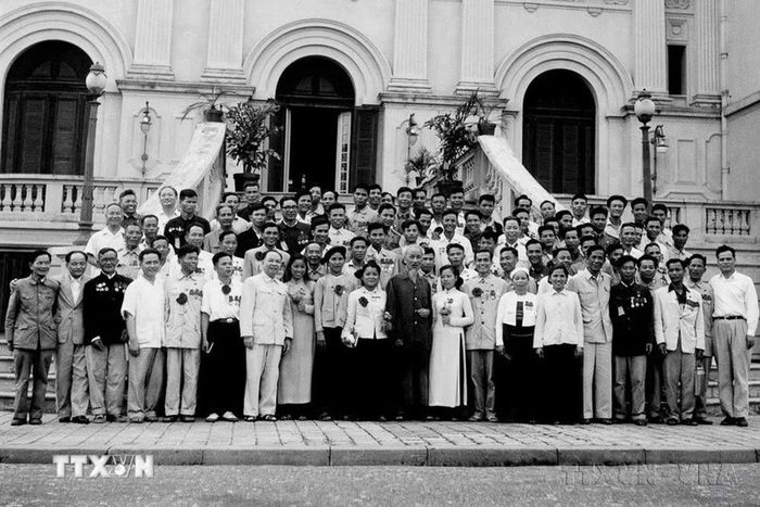 Chủ tịch Hồ Chí Minh gặp mặt các Anh hùng, Chiến sỹ thi đua từ Đại hội I đến Đại hội III (Hà Nội, 6/5/1962). (Ảnh: TTXVN)