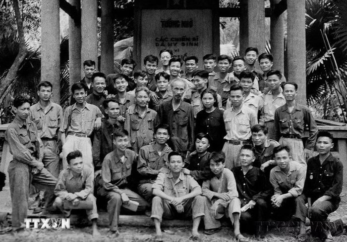 Phong trào thi đua yêu nước bắt đầu với Lời kêu gọi của Chủ tịch Hồ Chí Minh năm 1948 đã khơi dậy tinh thần yêu nước của toàn dân tộc. Trong ảnh: Chủ tịch Hồ Chí Minh với đại biểu dự Đại hội Chiến sĩ thi đua và Cán bộ gương mẫu toàn quốc tại Việt Bắc (1-6/5/1952). (Ảnh: TTXVN)