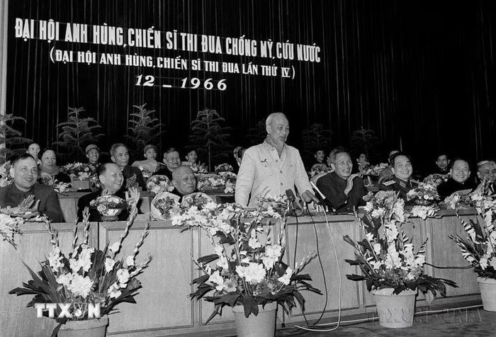 Chủ tịch Hồ Chí Minh phát biểu tại Đại hội Anh hùng, Chiến sỹ thi đua chống Mỹ, cứu nước (Đại hội Anh hùng Chiến sỹ Thi đua lần thứ IV) tháng 12/1966, tại Hà Nội. (Ảnh: TTXVN)