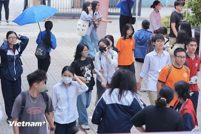 Thí sinh đã đến điểm thi từ sớm để tránh tắc đường. (Ảnh: Hoài Nam/Vietnam+)