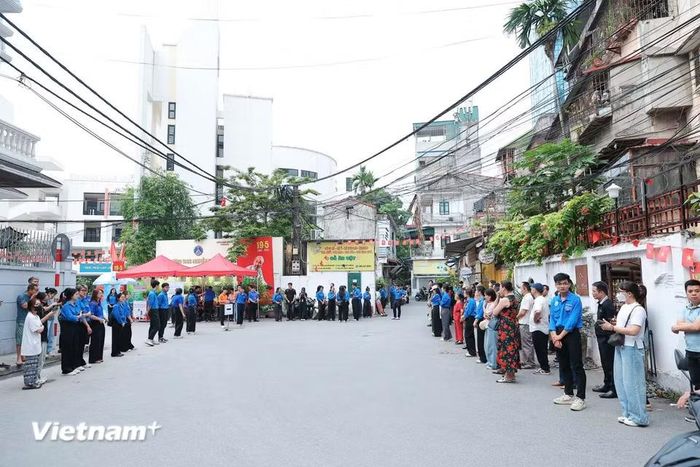 Tại các điểm thi như điểm thi trường THCS Nguyễn Trường Tộ (phường Ô Chợ Dừa, Hà Nội), công tác chuẩn bị, đón tiếp sỹ tử và người thân đã sẵn sàng từ sớm. (Ảnh: Hoài Nam/Vietnam+)