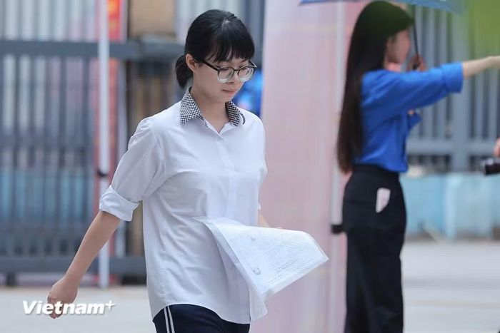 Năm nay là năm thứ hai kỳ thi được tổ chức theo chương trình giáo dục phổ thông 2018. Thí sinh dự thi hai môn bắt buộc là Toán, Ngữ văn, tự chọn hai môn khác thuộc số các môn đã học ở bậc trung học phổ thông. (Ảnh: Hoài Nam/Vietnam+)