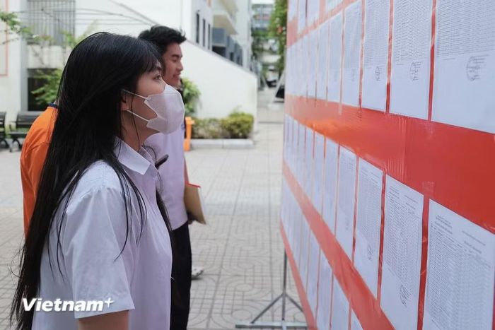 Thí sinh rà soát thông tin một lần nữa trước khi vào phòng thi. (Ảnh: Hoài Nam/Vietnam+)