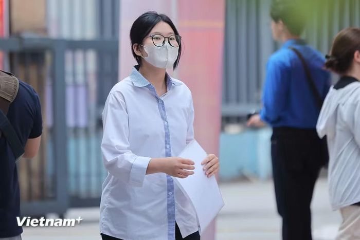 Phần lớn thí sinh đã sớm có mặt tại điểm thi theo khuyến cáo để có tâm trạng tốt nhất, đảm bảo các yêu cầu vào phòng thi theo quy định. (Ảnh: Hoài Nam/Vietnam+)