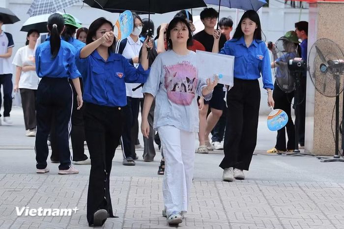 Sáng 11/6, hơn 1,2 triệu thí sinh trên cả nước chính thức bước vào Kỳ thi Tốt nghiệp Trung học phổ thông năm 2026. Đây là môn duy nhất trong kỳ thi ở dạng tự luận. (Ảnh: Hoài Nam/Vietnam+)