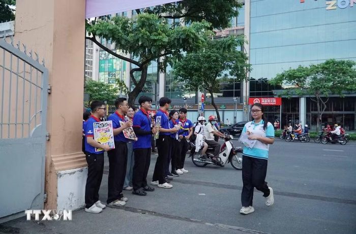 Thí sinh dự thi tại điểm thi Trường trung học phổ thông Chuyên Lê Hồng Phong. (Ảnh: Thu Hoài/TTXVN)